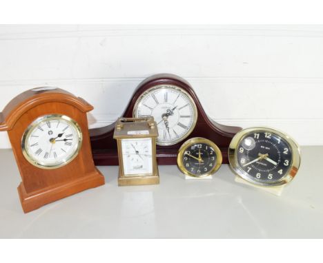 MIXED LOT OF FIVE VARIOUS ASSORTED 20TH CENTURY MANTEL AND BEDSIDE CLOCKS TO INCLUDE A BRASS CASED CARRIAGE CLOCK WITH QUARTZ