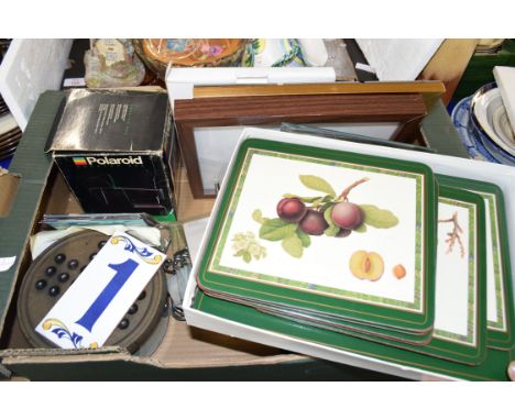 BOX OF MIXED ITEMS TO INCLUDE PICTURE FRAMES, POLAROID CAMERA, PLACE MATS, SLIPPERS, SOLITAIR BOARD ETC