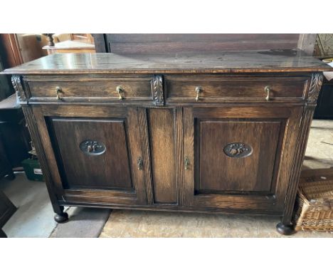 Early 20th Century Oak Mirror backed dresser. Upper plinth detailed dentil carving over a bevelled central mirror. Single she