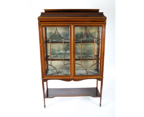 An Edwardian crossbanded mahogany display cabinet, the astragal glazed panelled doors opening to reveal a shelved and felt li