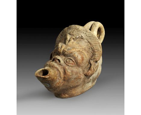 Lampe in Form eines Satyrkopfes. Späthellenistisch, 2. - 1. Jh. v.Chr. L 7cm. Aus beigem Ton mit hellrotem Überzug. Satyrkopf