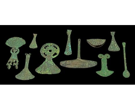 Sammlung kleiner praekolumbischer Kupferobjekte. Chimú-Lambayeque, ca. 1000 - 1400 n. Chr. L zwischen 8,5-2cm. Kleine Kupfero
