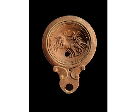 Tonlampe mit Viktoria. Römisch, 1. Jh. n.Chr. Loeschcke Typ IV, Schulter Typ V. L 11,5cm, H 2,5cm. Aus beigem Ton mit rotbrau