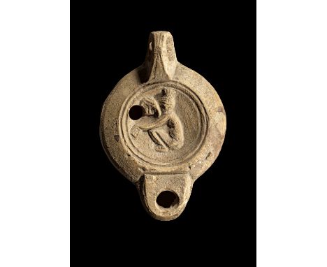 Tonlampe mit Venus. Römisch, 1. - 2. Jh. n.Chr. Loeschcke Typ VIII, Schulter IVa. L 11,5cm, H 4,3cm. Aus beigem Ton mit rötli