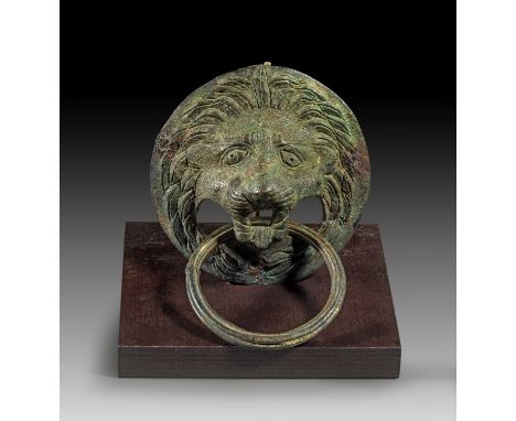 Löwenkopf. Römische Kaiserzeit, ca. 1. - 2. Jh. n. Chr. ø 12,3cm. Großer Türzieher in der Form eines Löwenkopfes mit leicht g
