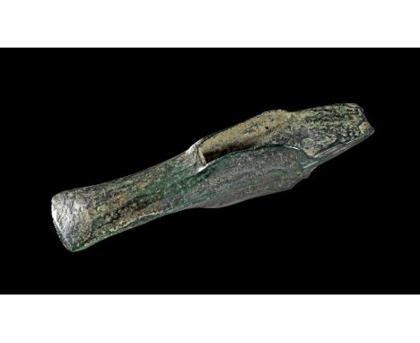 Bronzenes Absatzbeil. Mittlere Bronzezeit, 1800 - 800 v. Chr. 16,5 x 3,5cm. Vollguss. Dunkelgrüne Patina, kleine Fehlstellen 