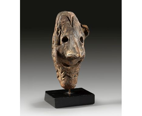 Terrakotta. Papua-Neuguinea, Sepik, Mitte 20. Jh. H 14cm. Leicht rötlicher Ton, längliche Grundform. Ausdrucksstarke Darstell
