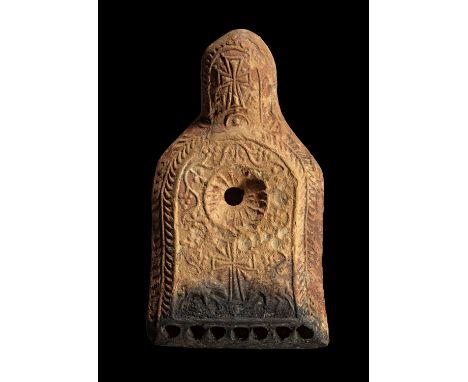 Tonlampe mit sieben Brennlöchern. Byzantinisch, östlicher Mittelmeerraum, 5. - 7. Jh. n.Chr. L 15cm, H 4,8cm. Aus rotbraunem 