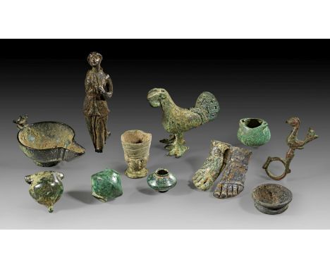 Sammlung interessante Bronzegegenstände. Römisch, Byzantinisch, Islamisch. Darunter ein byzantinischer Öllampenfüller mit gep