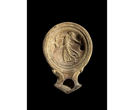 Tonlampe mit Mänade. Römisch, 2. Jh. n.Chr. Loeschcke Typ Ib, Schulter Typ IIIa. L 9,5cm, H 2,4cm. Aus beigem Ton mit braunem