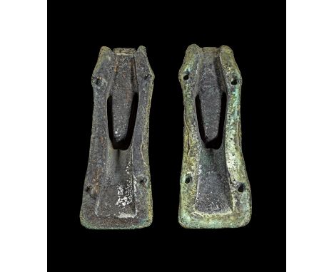 Gussform für ein Absatzbeil. Mittlere Bronzezeit, 1800 - 800 v. Chr. 20 x 6cm. Zwei zusammengehörige Gussformen aus Bronze fü
