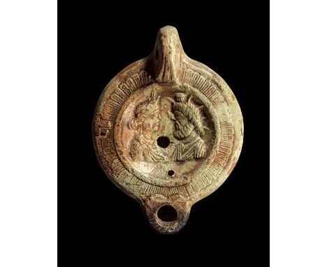 Tonlampe mit Isis und Serapis. Römisch, 2. - 3. Jh. n.Chr. Loeschcke Typ VIII. L 11,3cm, H 2,7cm. Aus hellrotem Ton mit braun