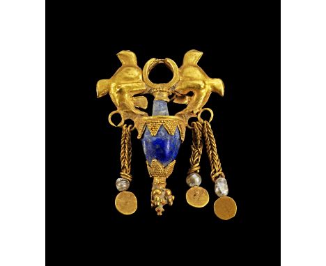 Goldohrring mit Lapislazuli. Baktrien, 2. Jh. n.Chr. 4,42g, L 3,1cm. Kleine Amphora aus Lapislazuli, die unten und oben von G