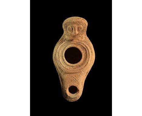 Tonlampe mit Griff. Palästina, byzantinisch, 6. - 7. Jh.Chr. L 11cm, B 5,3cm, H 4,8cm. Aus rötlichem Ton mit Resten von beige