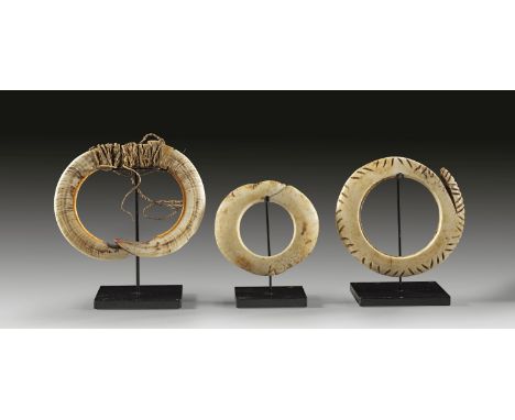 Schmuck. Papua-Neuguinea, Mittlerer Sepik, Anfang bis Mitte 20. Jh. Darunter a) Kleines Pektoral bestehend aus zwei Eberzähne