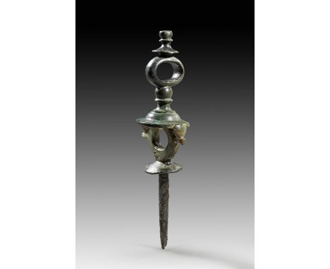 Zügelführung aus Bronze. Römisch, 2. - 3. Jh. n. Chr. L ca. 25,5cm. Mehrfach profiliert mit einem Ring für die Zügelführung u