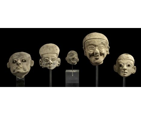 Fünf Tonköpfchen aus verschiedenen altamerikanischen Kulturen. a) H 7cm. Grauer Ton. Kopf eines älteren Mannes mit glatter Ha