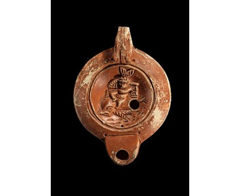 Tonlampe mit Eros auf Delfin. Römisch, 2. Jh. n.Chr. L 10,5cm, H 2,8cm. Aus beigem Ton mit rotem Überzug. Runder Corpus mit r