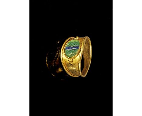 Goldener Ring mit Glasgemme. Römisch, spätes 1. Jh. v. - frühes 1. Jh. n.Chr. 5,31g, Ringgröße 54. Schmale, sich nach oben ve