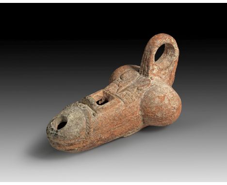 Tonlampe in Form eines Phallus. Römisch, 1. Jh. n.Chr. L 11,3cm. Aus rötlichem Ton mit rötlichem Überzug. Mit einem Ringhenke