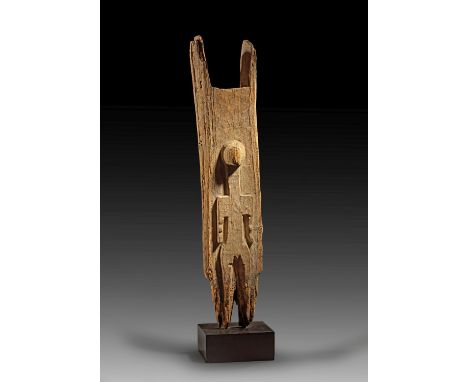 Stützpfosten. Dogon, Mali. H 103,5cm. Für ein Palaverhaus aus hellem Holz mit einer männlichen Figur im Relief beschnitzt. In
