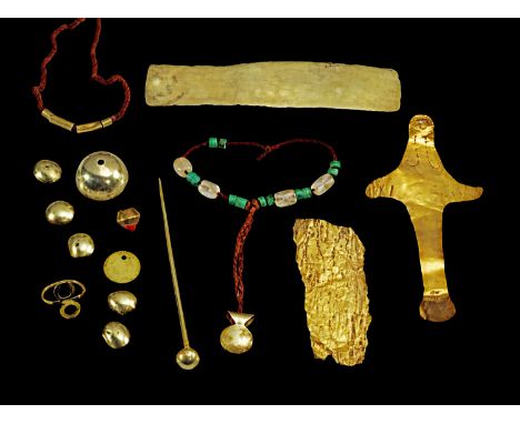 15 kleine praekolumbische Goldobjekte. Chancay und Chimú Kultur, ca. 1000 - 1400 n. Chr. a) L 11cm, B 2cm. Streifen aus Goldb