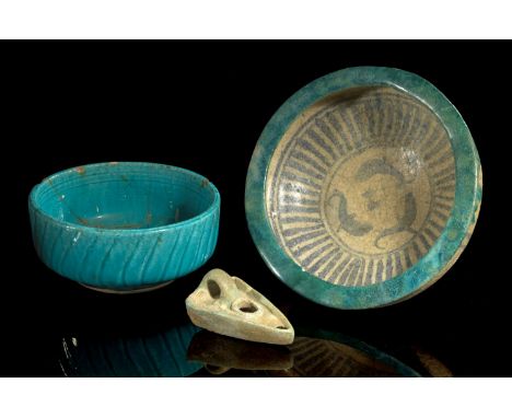 Sammlung glasierter Keramik. Islamisch, ca. 12. - 17. Jh. n. Chr. a) ø 22cm, H 9,4cm, Fuß ø 8,3cm. Quarzfritte, beiderseits b