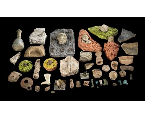 Sammlung Antiken. 3. Jh. v. Chr. - 3. Jh. n.Chr. Darunter eine hellenistische Terracottabüste (in orangem Gips eingelasse), e