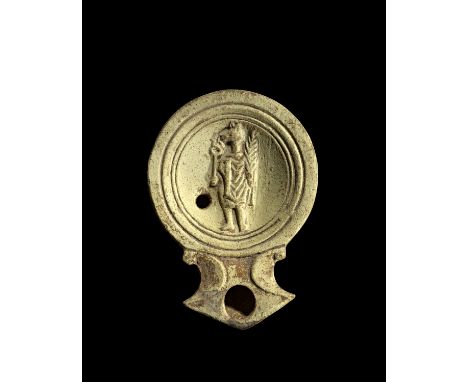 Tonlampe mit Anubis. Römisch, 1. Jh. n.Chr. Loeschcke Typ IC, Schulter IIIa. L 9,5cm, H 2,5cm. Aus hellrötlichem Ton mit beig