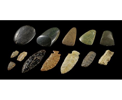 Herrliche Sammlung neolithischer Werkzeuge von drei Kontinenten. Darunter eine wunderschöne mesoamerikanische Speerspitze aus