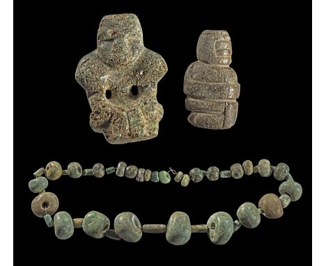 Drei praekolumbische Steinobjekte. a) L ca. 25cm; verschieden farbige Jadeite. Kette aus unterschiedlich großen Rund- und Röh