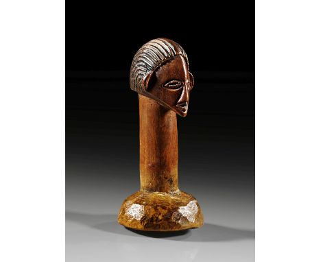 Reibeorakel. Luba-Umkreis, D.R. Kongo. H 16cm. Beschnitzt mit einem Kopf, die schwarz gefärbteFrisur aus parallelen Zopfreihe