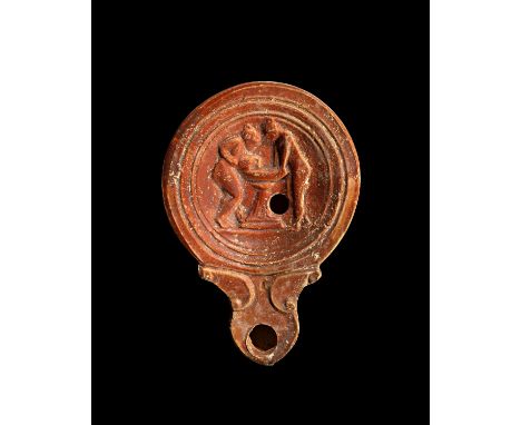 Tonlampe mit Badeszene. Römisch, östliches Mittelmeergebiet, 1. - 2. Jh. n.Chr. Loeschcke Typ IV, Schulter IIIa. L 9,6cm, H 2