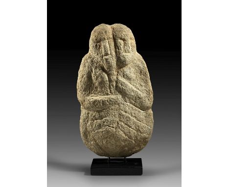 Steinskulptur eines Paares. Vermutlich Nyonyosi, Burkina Faso. H 32,5cm. Hellgrauer Stein mit einem in Relief eingeschnittene