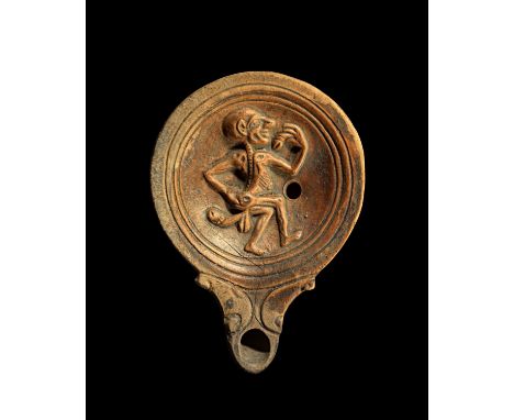 Tonlampe mit Groteskentänzer. Römisch, 1. - 2. Jh. n.Chr. Loeschcke Typ IV, Schulter IIIa. L 10,5cm, H 2,5cm. Aus rötlichem T