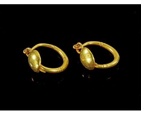Paar Goldohrringe mit Schild. Römisch, 1. - 3. Jh. n. Chr. 5,46g, ø 1,9cm. Ring mit Profilierungen und einem runden Schild da