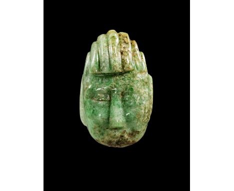 Kleiner Jadeanhänger. Maya, späte Klassik, ca. 550 - 950 n. Chr. H 4,2cm. Grüne, etwas gesprenkelte Jade, poliert. Anhänger m