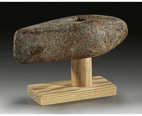 Axtkopf aus dunkelgrauem Stein. Nördliches Schwarzes Meer, Neolithikum, 3.200 - 2.800 v. Chr. 12,5 x 5,3cm. Intakt. Axe made 