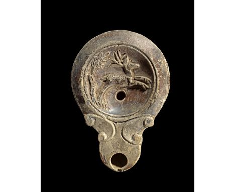 Tonlampe mit Hirsch. Römisch, Ende 1. - Anfang 2. Jh. n.Chr. Loeschcke Typ IV, Schulter VIIa. L 11,2cm, H 2,9cm. Aus beigem T