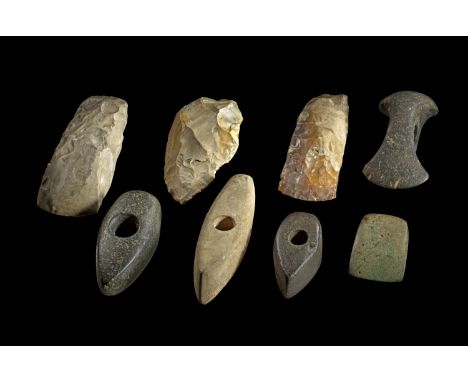 Sammlung steinzeitlicher Steingeräte. Überwiegend Nordeuropa, ca. 200.000 bis 2.000 v.Chr. Verschiedene Steinsorten, darunter