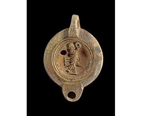 Tonlampe mit Kybele-Priester. Römisch, 1. - 2. Jh. n.Chr. Loeschcke Typ VIII, Schulter V. L 11cm, H 4,2cm (mit Griff). Aus be