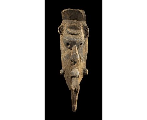 Hausmaske. Papua-Neuguinea, Keram, Siedlung Wom, wohl frühes 20. Jh. L 45cm, B 13cm, T 5cm. Geschnitztes, helles Holz mit Res
