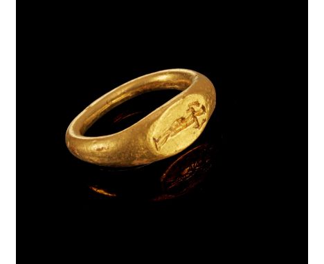 Goldring mit Gravur. Hellenistisch, 3. - 2. Jh. v. Chr. 5,75g, Ringgröße 40mm. Schmale, runde, nach oben breiter werdende Sch
