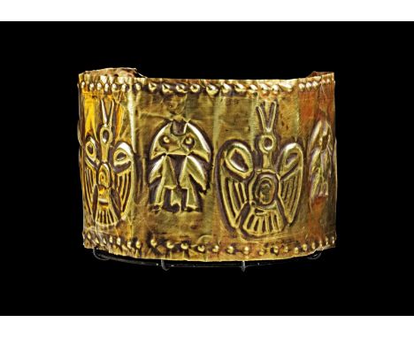 Verzierte Armspange. Chancay, späte Phase, ca. 1200 - 1400 n. Chr. H 7cm, ø 8,5cm. Tumbaga. Armspange mit getriebenen Verzier