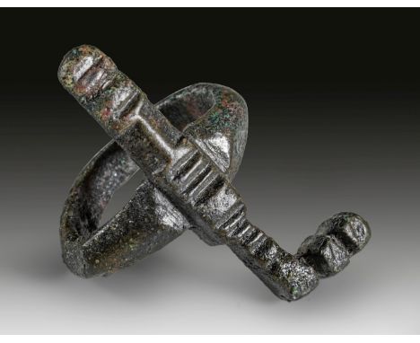 Schlüsselring aus Bronze. Römisch, 3. - 5. Jh. n. Chr. L 3,2cm, ø 2,2cm. Schlüssel mit zweizinkigem Bart. Grünbraune Patina, 