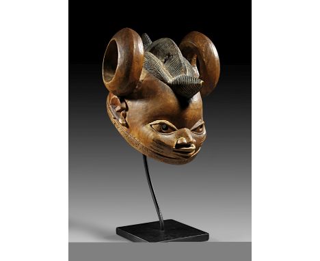 Helmmaske "gelede". Yoruba, Nigeria. L 27cm, T 19cm. Helles Holz. Mit kunstvoller Frisur mit Mittelkamm aus Zöpfchen und zwei
