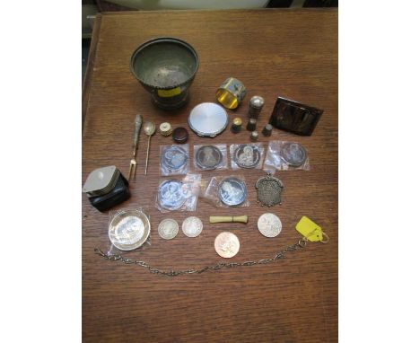 A mixed lot to include coins, silver thimbles, enamelled compact and other items 