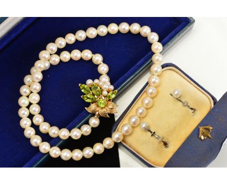 A CULTURED PEARL NECKLACE WITH PERIDOT CLASP AND A PAIR OF MID 20TH CENTURY CULTURED PEARL EARRINGS, the necklace designed as