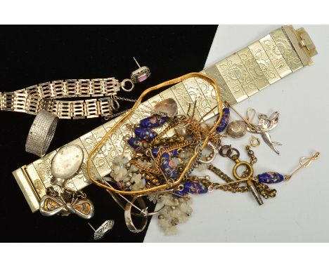 A SMALL SELECTION OF JEWELLERY to include a silver gte bracelet, a small oval locket, a marcasite brooch, an imitation pearl 
