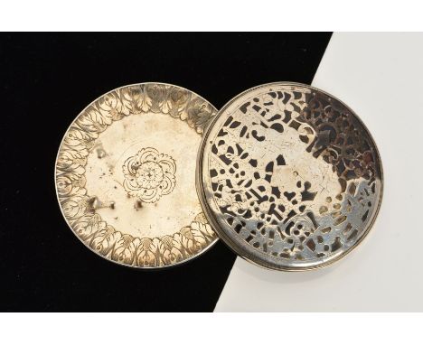 AN 18TH CENTURY WHITE METAL SNUFF BOX OF CIRCULAR FORM, the pull off cover with pierced and engraved decoration, heavily worn